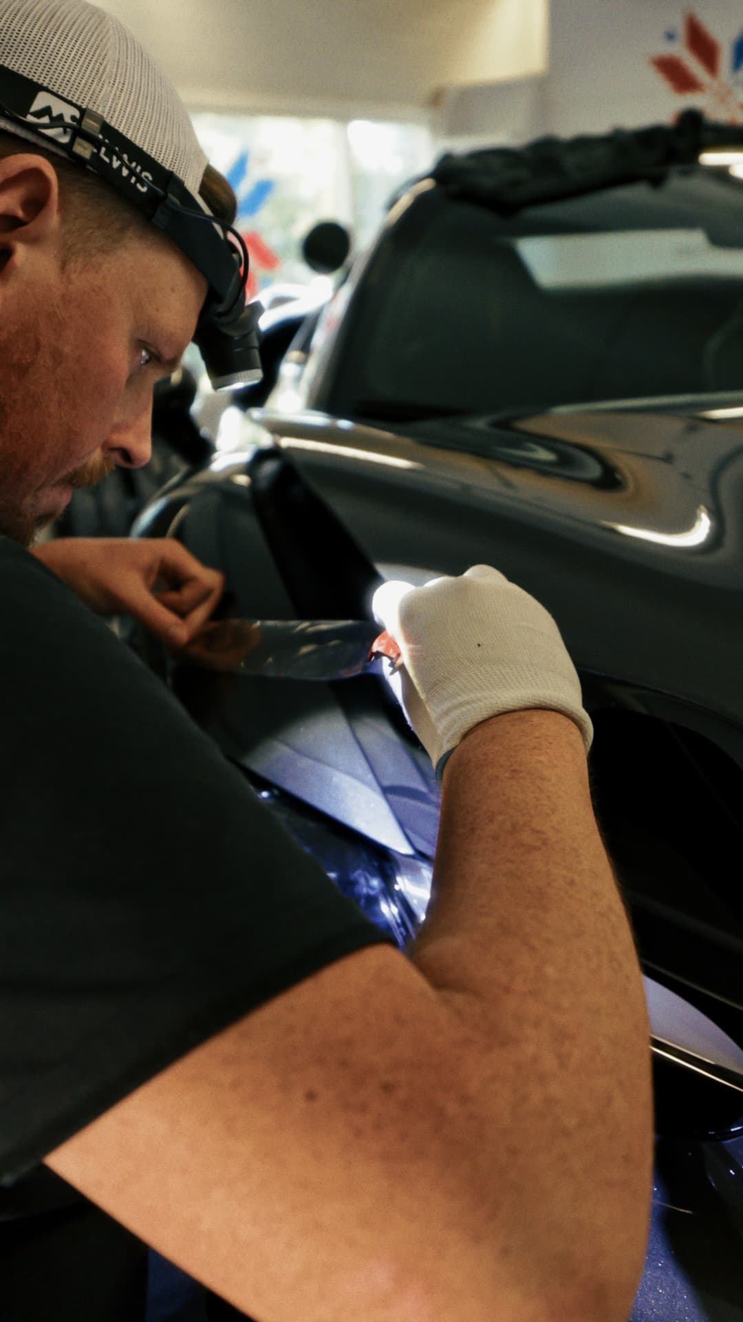 Jo Wennevold i arbeid - Profesjonell bilfoliering ved Wennevold & Lysholm Wraps